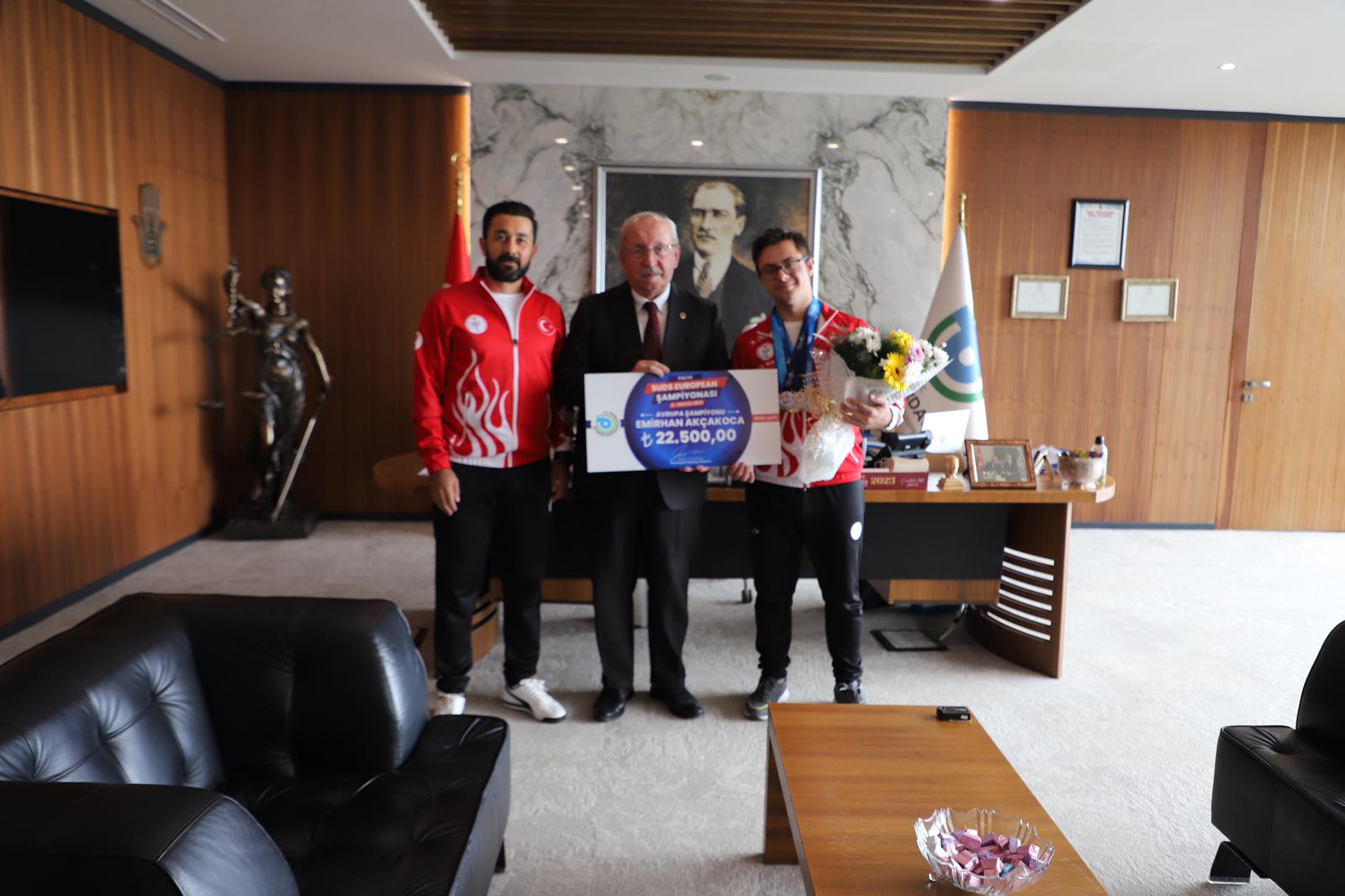 Dünya Şampiyonu Sporcuyu Ağırladı Tekirdağ Büyükşehir Belediye Başkanı Kadir Albayrak, aynı zamanda Tekirdağlı olan