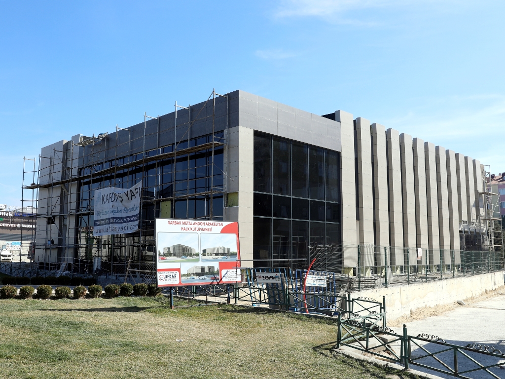 Vatan Size Minnettardır Anıtı yanında, daha önce Kent Konseyi Binası’nın