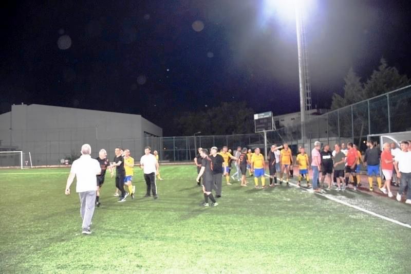 Tekirdağ’ın Süleymanpaşa ilçesinde veteranlar ligi maçında yardımcı hakem kırmızı kart