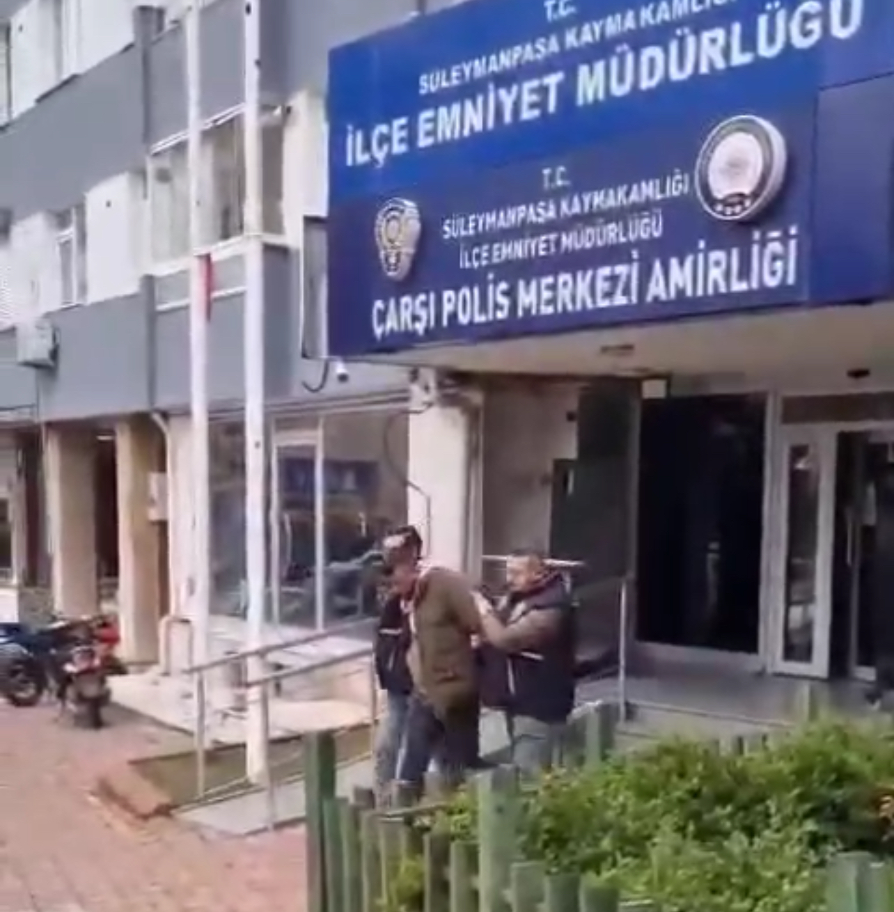 İki kişiyi silahla yaralayan şüpheli polisten kaçamadı iki kişinin yaralanması olayı üzerine Süleymanpaşa ilçe emniyet müdürlüğü suç