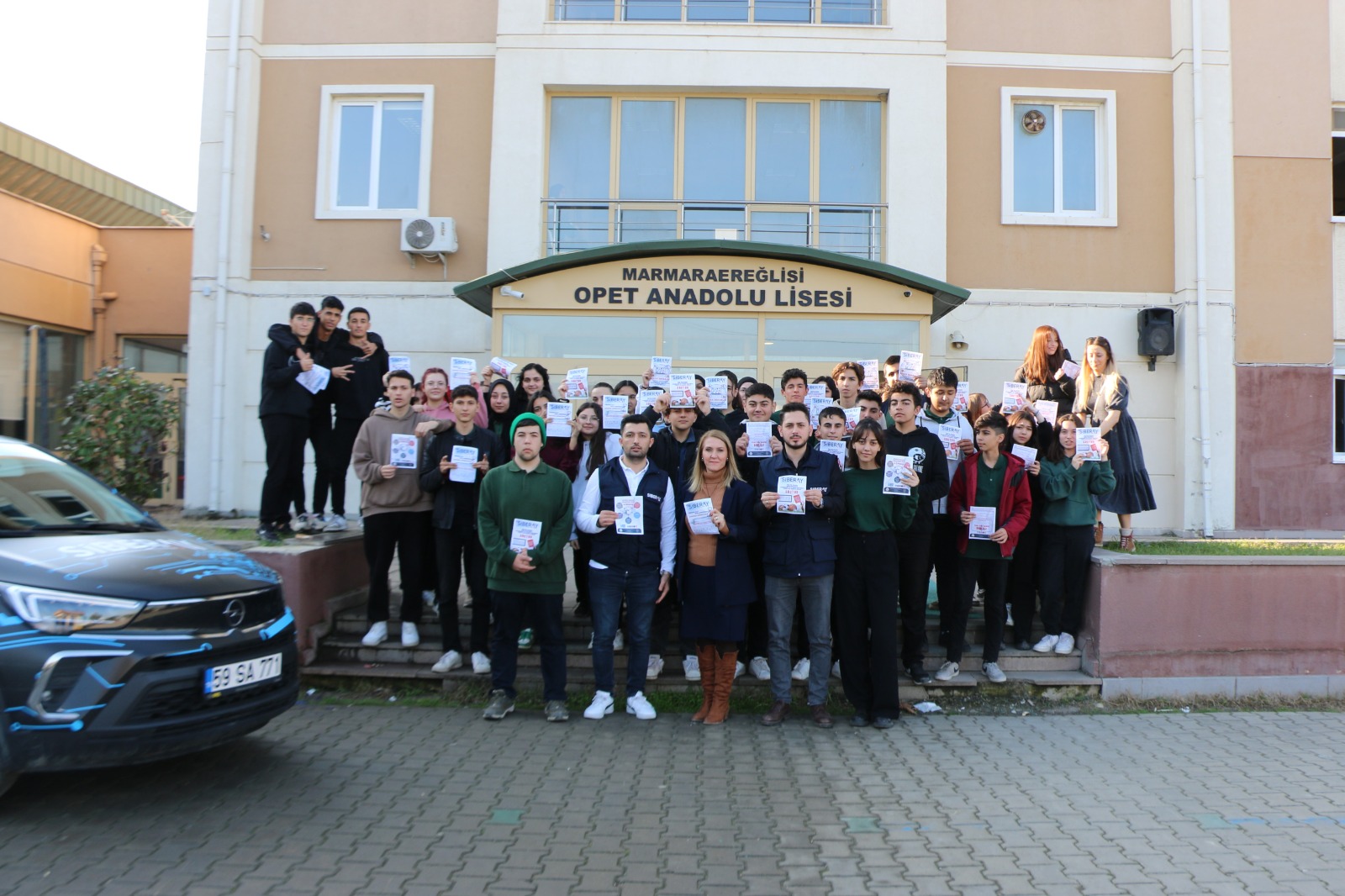 Tekirdağ’da lise öğrencileri, emniyet tarafından siber suçlara karşı bilgilendiriliyor.