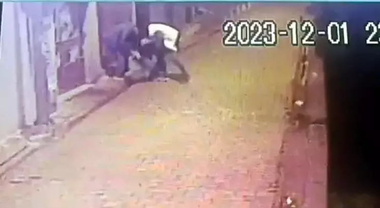 Tekirdağ'ın Çorlu ilçesinde önünü kestikleri C.T.'yi (62) darbedip, üzerindeki cep