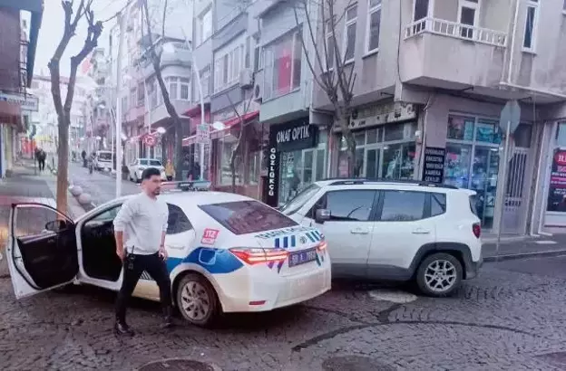 Tekirdağ'ın Malkara ilçesinde cip ile çarpışan trafik polisi ekip otomobilinde