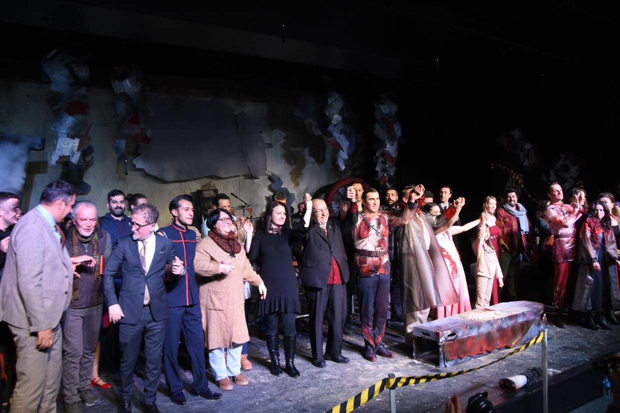 Tekirdağ Büyükşehir Belediyesi Şehir Tiyatrosu Karmakarışık, Gözlerimi Kaparım Vazifemi Yaparım