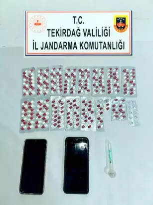 Tekirdağ’ın Malkara ilçesinde, jandarmanın bir evde yaptığı aramada uyuşturucu maddeler