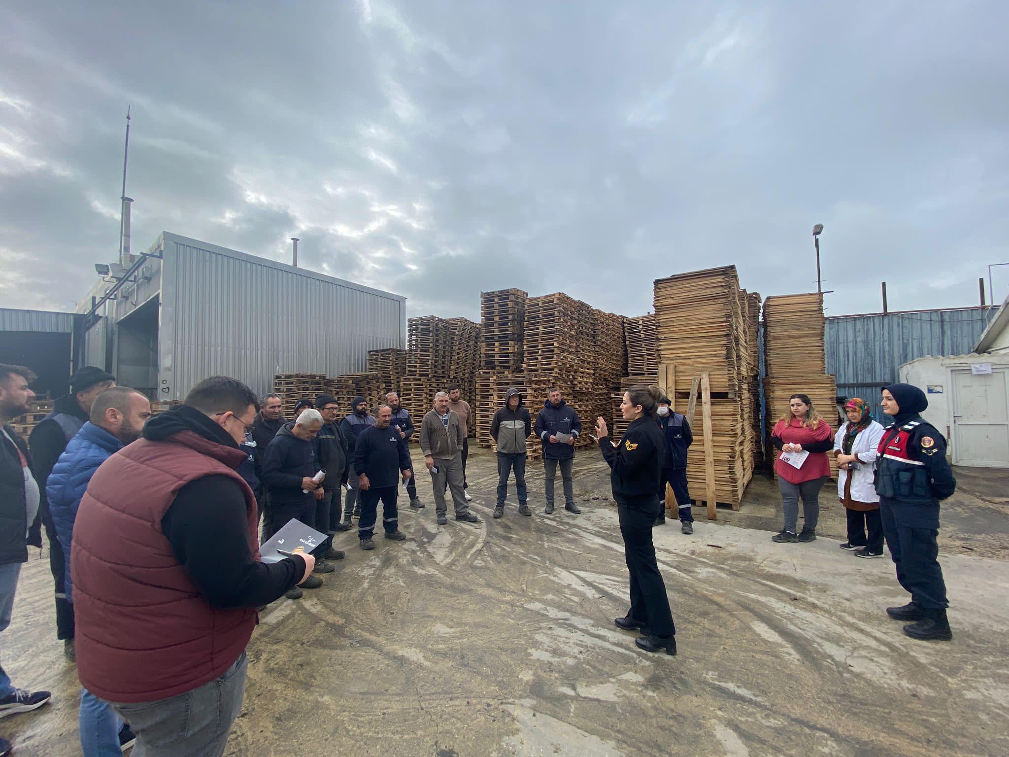 Tekirdağ İl Jandarma Komutanlığında görevli kadın personeller Çerkezköy’ün Kızılpınar mahallesinde