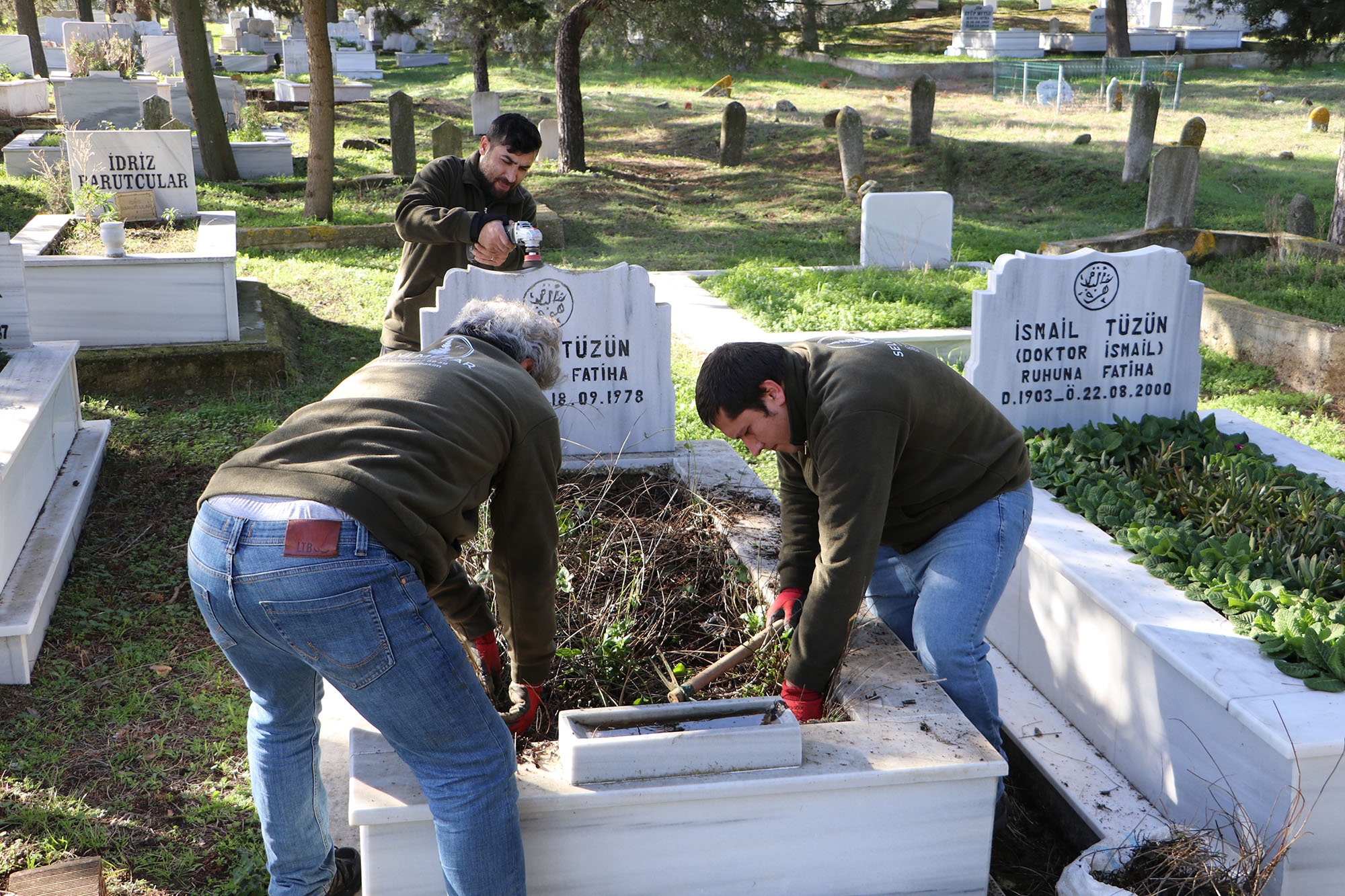 Tekirdağlı kadın girişimci Senem Taşdelen, aile yakınlarının mezarlarını temizletmek için