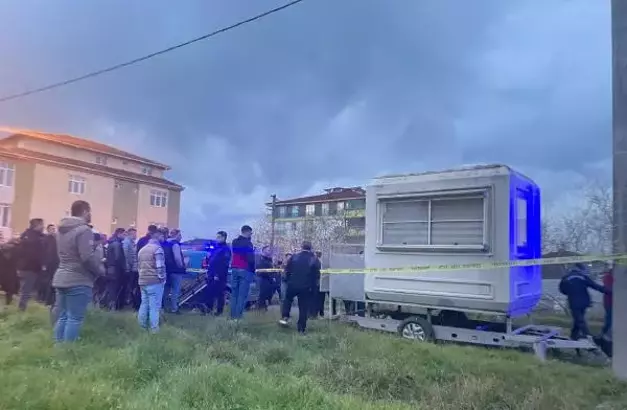 Tekirdağ'ın Çerkezköy ilçesinde Engin Zorlu (22), karavana çevirdiği polyester kabinde