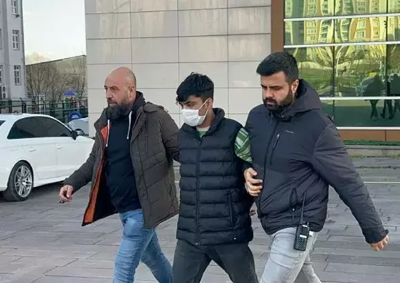 Tekirdağ'ın Ergene ilçesinde tartıştığı Afganistan uyruklu Aziz Hacıtturgul'ü (19) bıçaklayarak