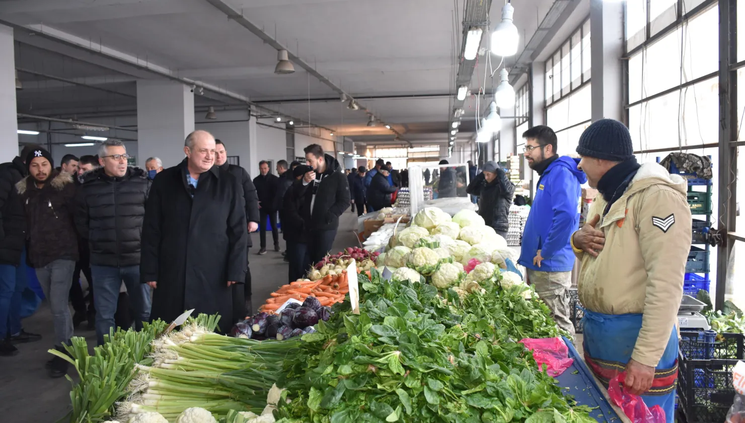 Pazarda vatandaşlarla ve esnafla bir araya gelen CHP Hayrabolu Belediye