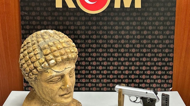 Heykel Başı ve Sikke Ele Geçirildi; 2 Gözaltı Tekirdağ’ın Çorlu ilçesinde, tarihi eser olduğu değerlendirilen heykel başı ve