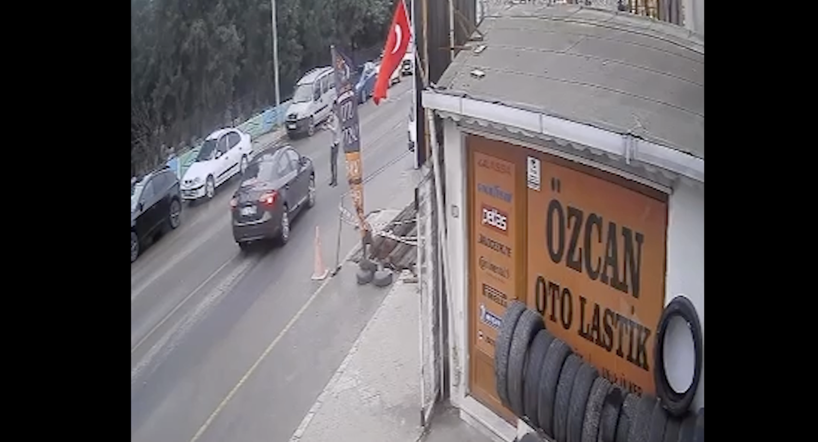 Tekirdağ’ın Süleymanpaşa ilçesinde bir vatandaşın elinde pompalı tüfekle yoldan geçen