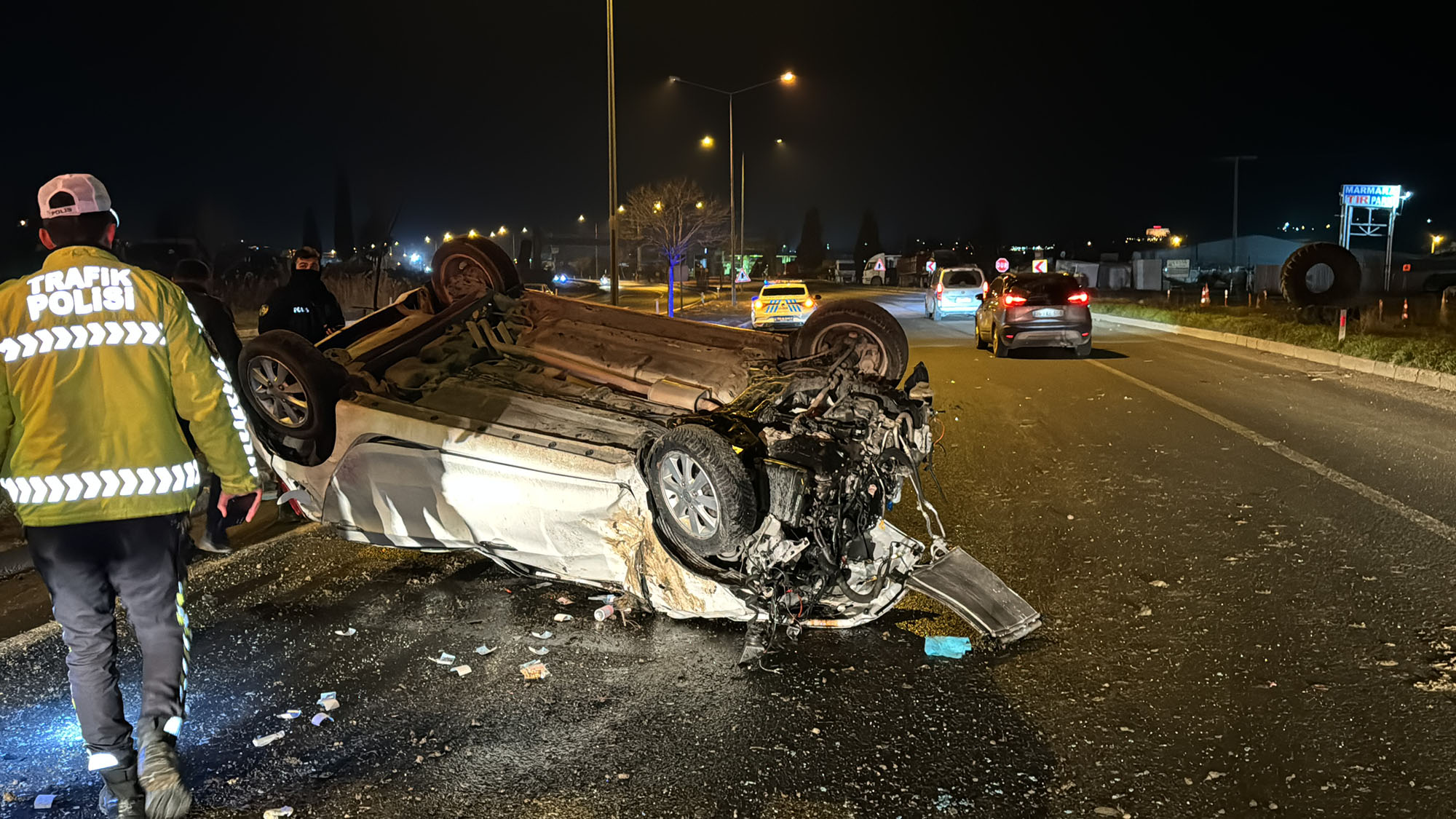 Tekirdağ’ın Süleymanpaşa ilçesi çevre yolunda bir araç önce aydınlatma direklerine