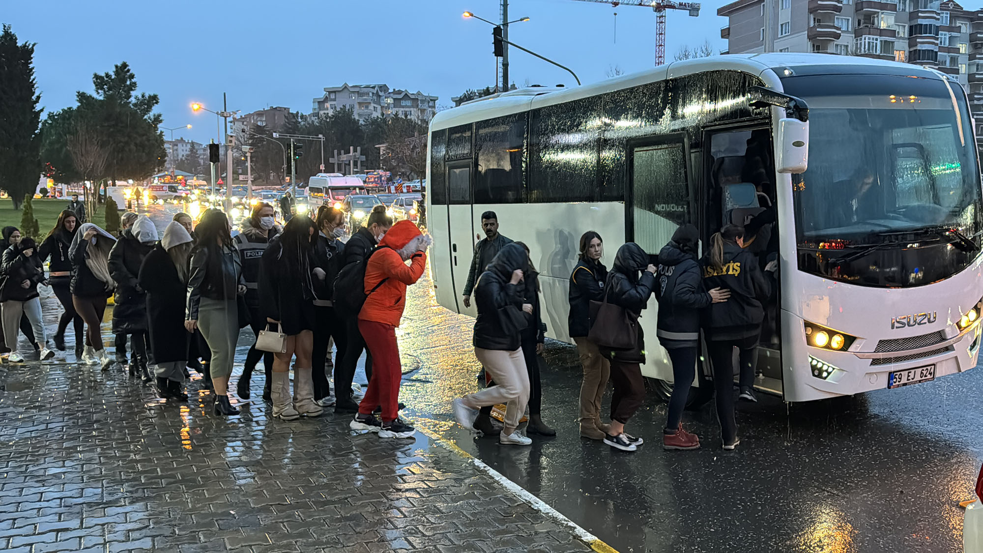Çorlu’da Fuhuş Operasyonu, 13 Tutuklu Tekirdağ’ın Çorlu ilçesinde masaj salonlarına yönelik düzenlenen fuhuş operasyonunda 25’i