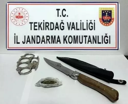 Tekirdağ'ın Ergene ilçesinde jandarmanın otomobilinde esrar, bıçak ve muşta ele