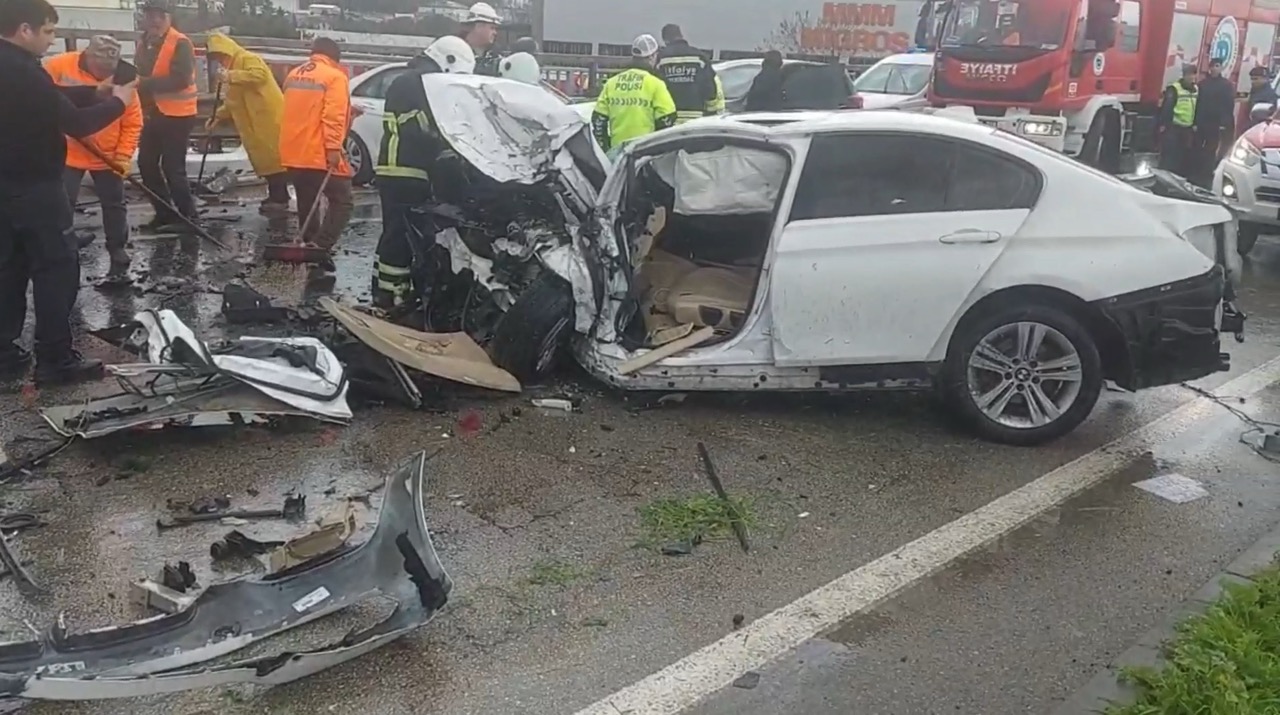 Tekirdağ’da Feci Kaza 1 Ölü, 2 Yaralı Tekirdağ’ın Süleymanpaşa ilçesi çevre yolunda meydana gelen feci kaza nedeniyle,