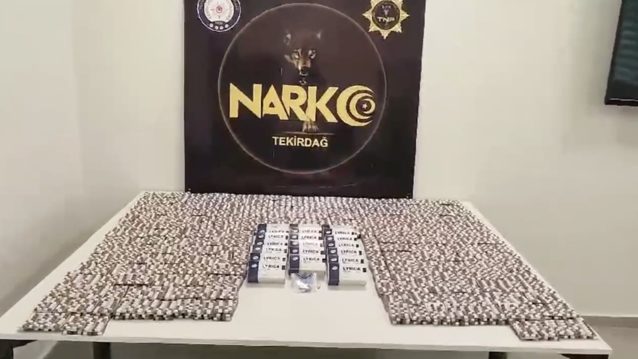 Tekirdağ'da polisin durdurduğu çekicinin üzerinde taşınıan otomobilde yaptığı aramada, 15