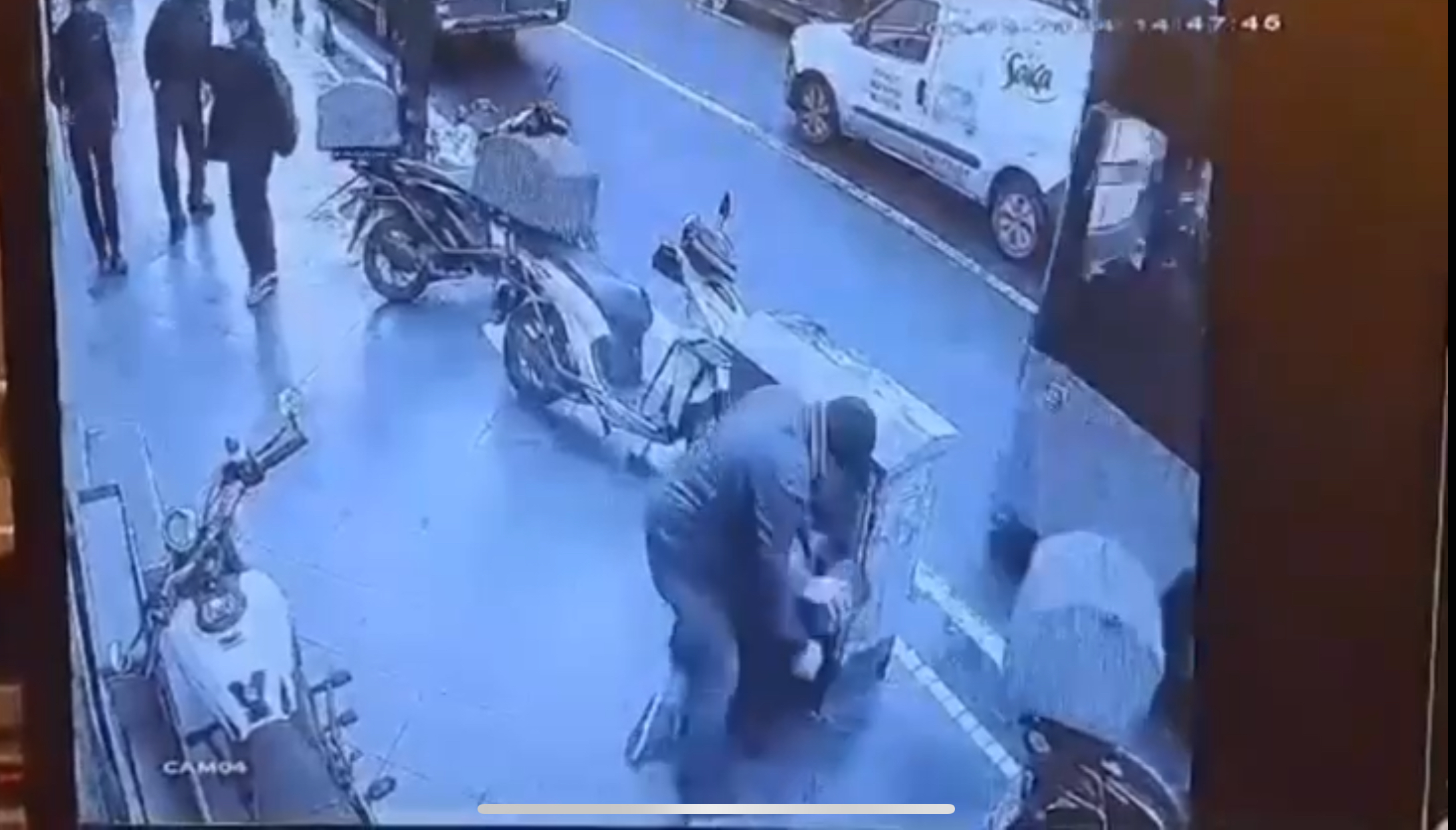 Tekirdağ’ın Süleymanpaşa ilçesinde bir kişinin arkadan yaklaşarak husumetlinin kafasına taşla