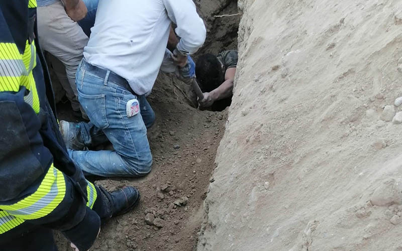 Tekirdağ'ın Çerkezköy ilçesinde, hızlı tren hattı şantiyesinde kayan toprağın altında