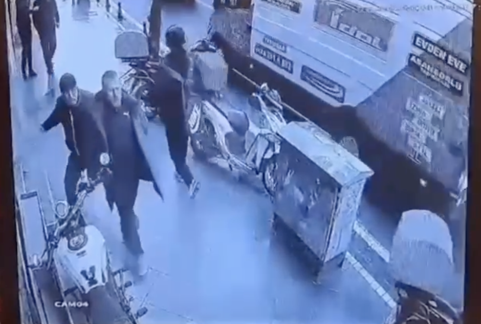 Tekirdağ’ın Süleymanpaşa ilçesinde bir kişinin arkadan yaklaşarak husumetlinin kafasına taşla