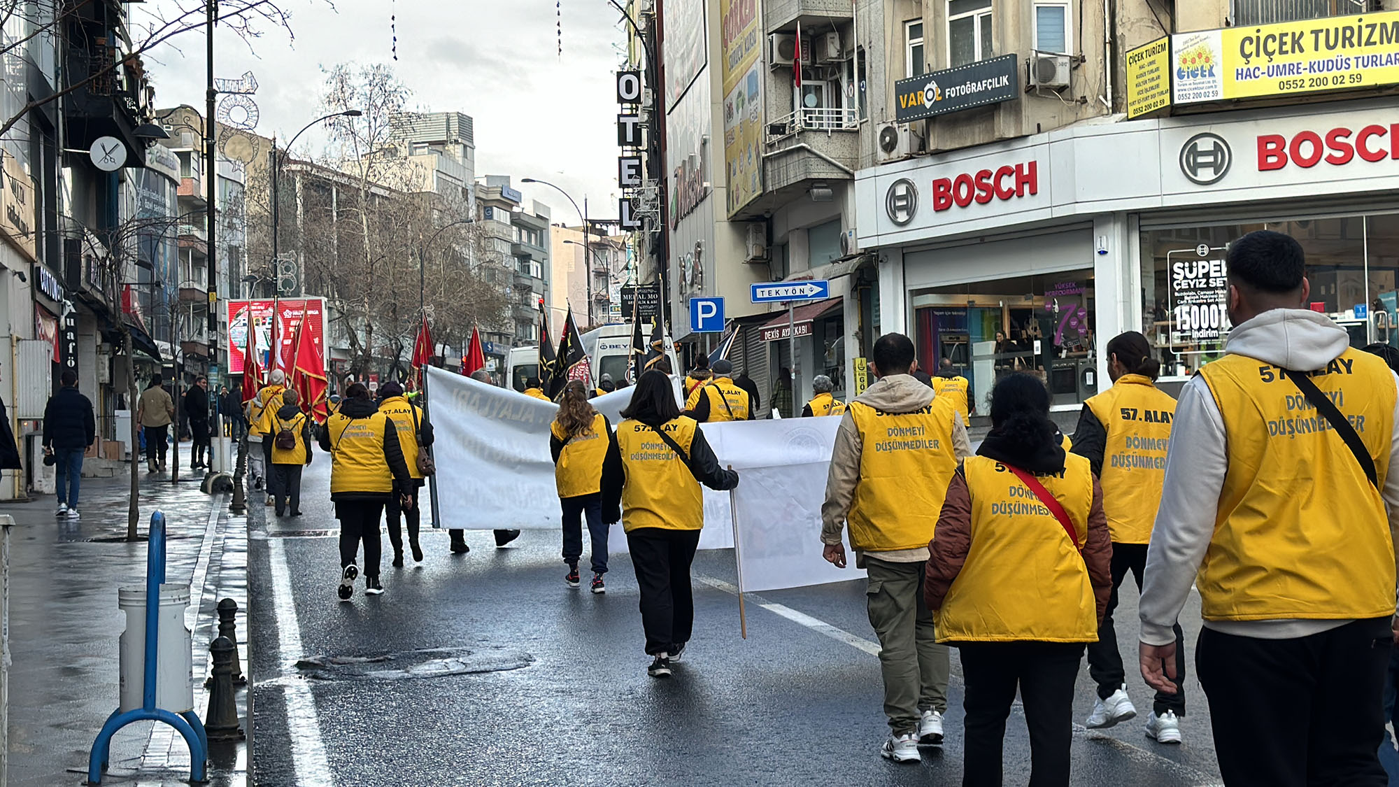 57.Alay Vefa yürüyüşü etkinlikleri kapsamında Tekirdağ Valiliği önünden 57 gönüllü,