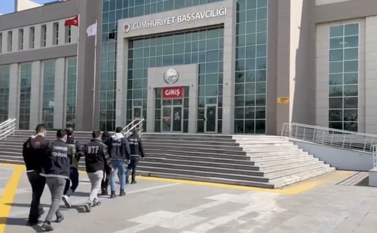 Tekirdağ İl Emniyet Müdürlüğü ekipleri tarafından düzenlenen uyuşturucu operasyonunda 10