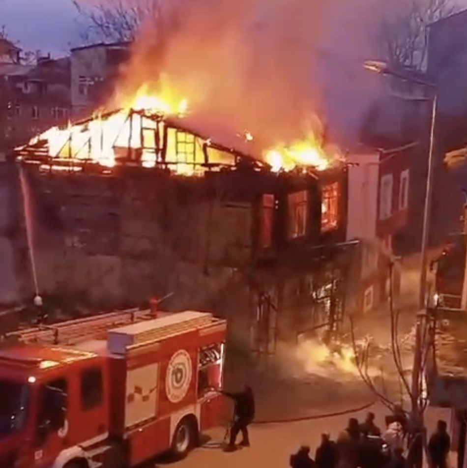 Tekirdağ'da 2 katlı metruk binada çıkan yangın, itfaiye ekiplerince söndürüldü.