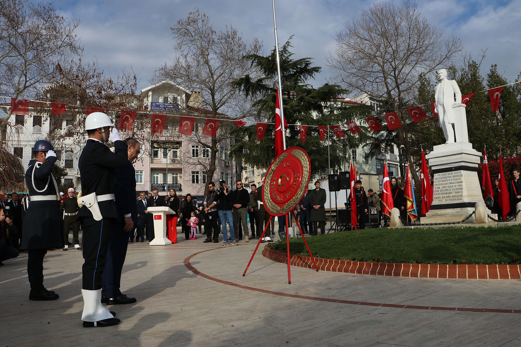 18 Mart Çanakkale Şehitleri ve Deniz Zaferi İçin Çelenk Sunma Töreni Yapıldı 18 Mart Çanakkale Şehitlerini anma ve Çanakkale Deniz Zaferi’nin 109.