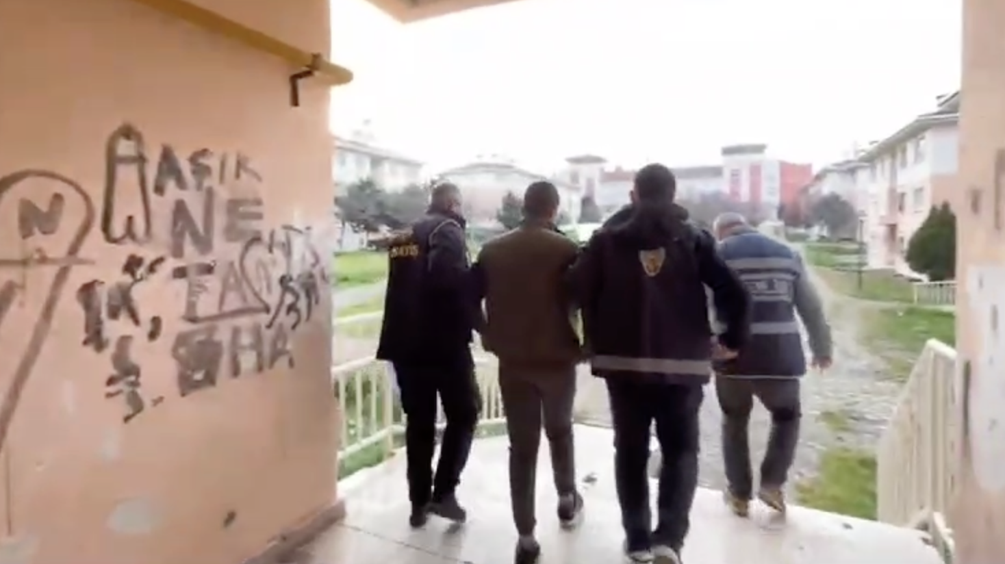 Tekirdağ'da polisin aranan şüphelilere yönelik düzenlediği operasyonda yakalanan 104 kişiden