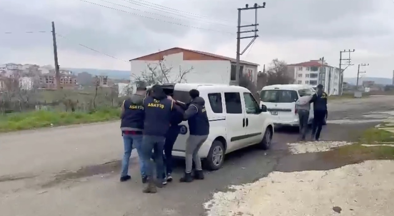 Çorlu ve Saray’da Kaçak Sigara Operasyonu Tekirdağ’ın Çorlu ve Saray ilçelerinde polisin düzenlediği operasyonda 323 bin
