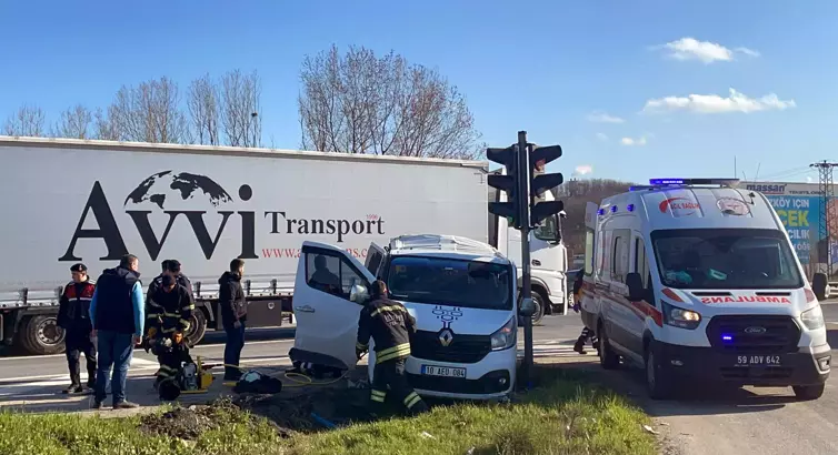 Tekirdağ'ın Çerkezköy ilçesinde, TIR'ın kırmızı ışıkta bekleyen minibüse çarptığı kazada