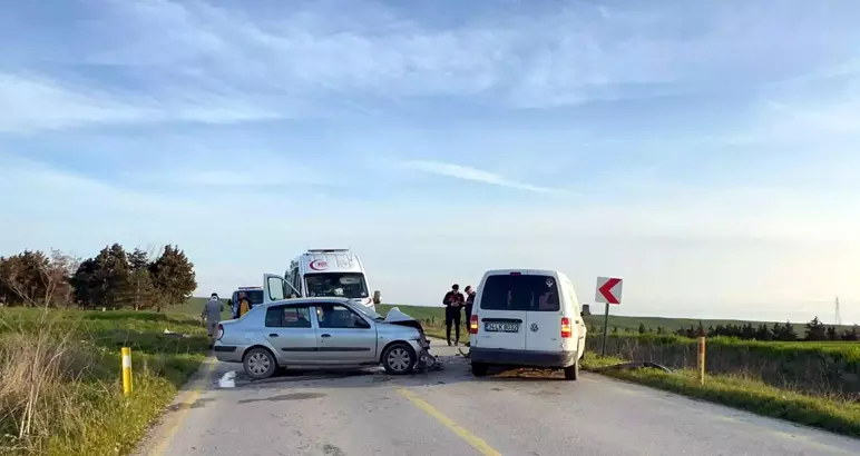 Otomobil ile Hafif Ticari Araç Çarpıştı: 7 Yaralı  Tekirdağ’ın Marmara Ereğlisi ilçesinde, otomobil ile hafif ticari aracın kafa
