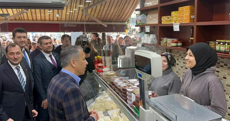 İçişleri Bakanı Ali Yerlikaya, Tekirdağ'da esnafı ziyaret edip, vatandaşlarla sohbet