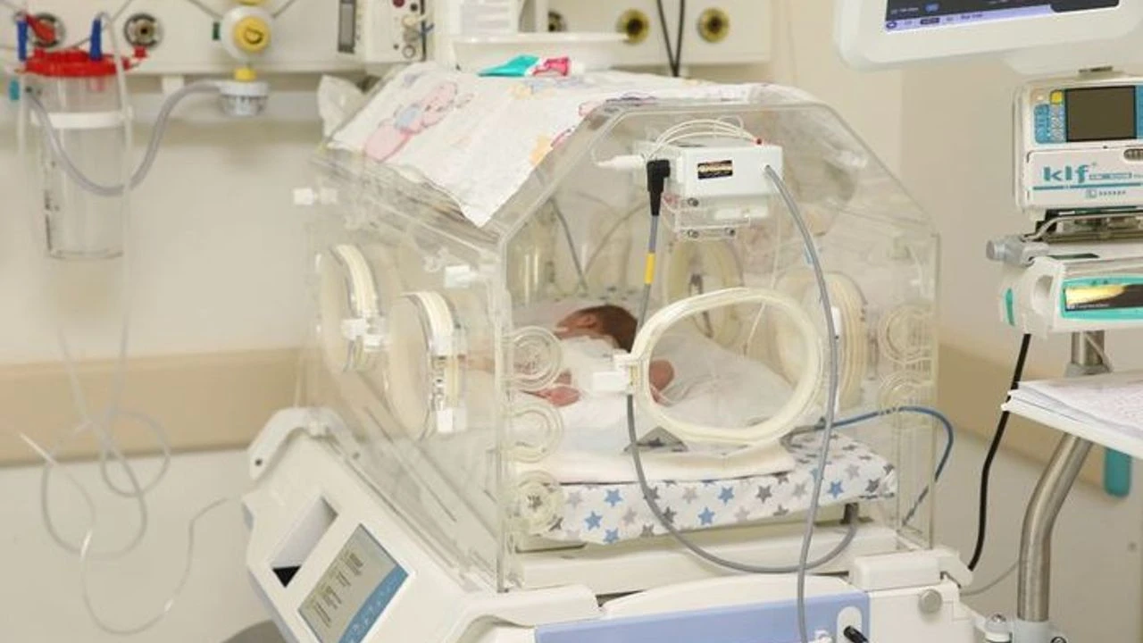 Yapılan operasyonda 14 doktor, 17 hemşire ve 8 hasta bakıcı