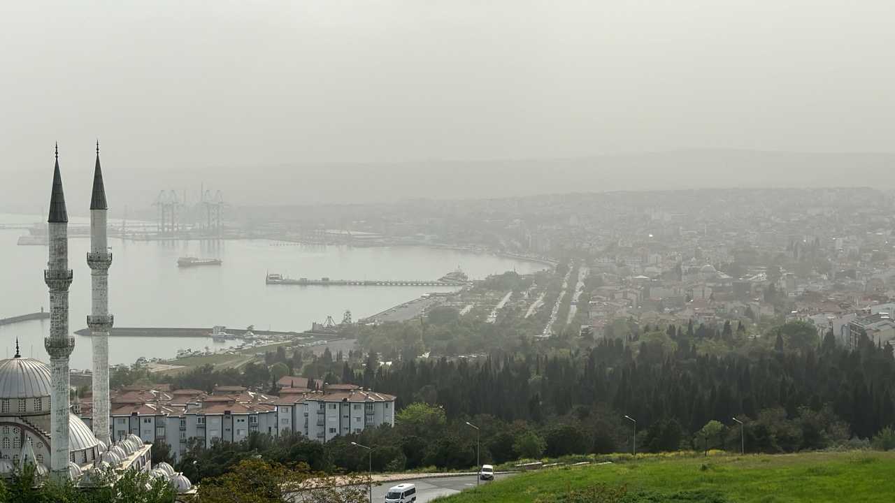 Meteoroloji Genel Müdürlüğü tarafından yapılan uyarılar sonrası, Tekirdağ’ın üzerini toz