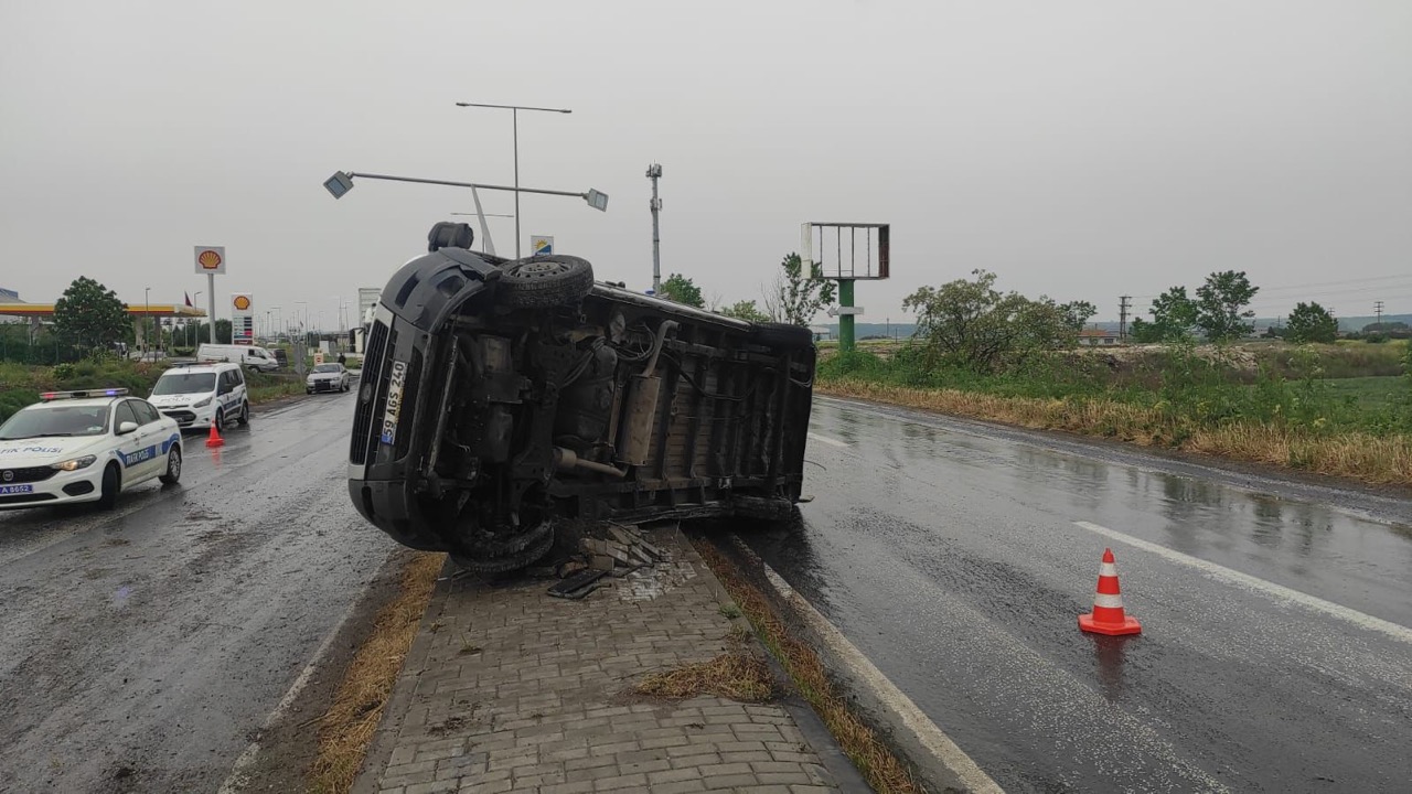 Tekirdağ’ın Muratlı ilçesinde fabrika servisinin lastiği patladı servis elektrik direğine