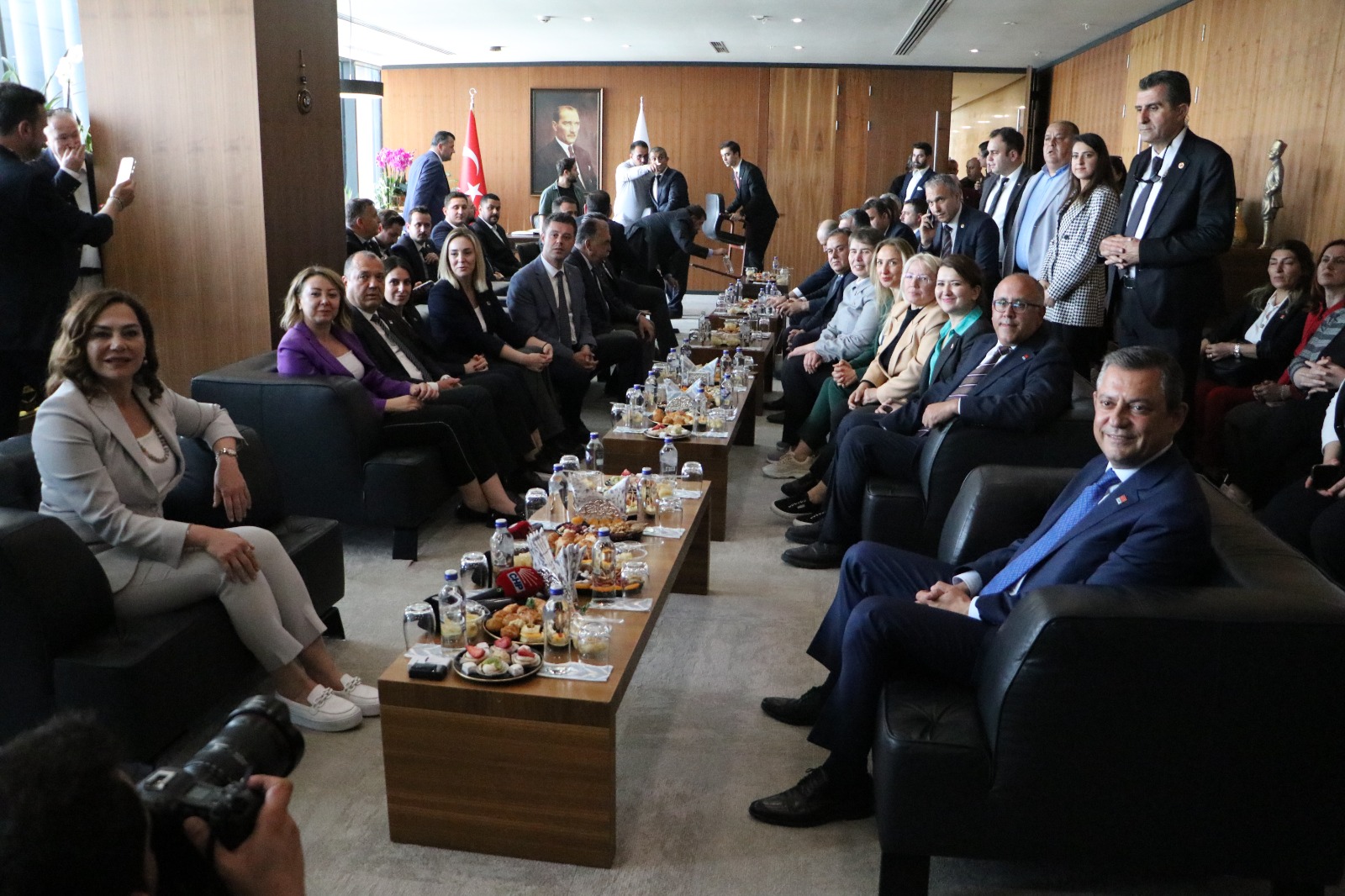 Cumhuriyet Halk Partisi Genel Başkanı Özgür Özel, İlk Büyükşehir ziyaretini,