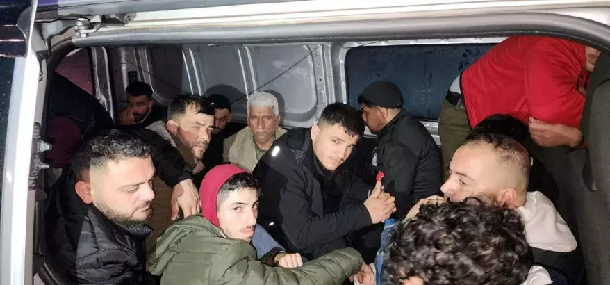 Tekirdağ'da jandarmanın kapalı kasa minibüste yaptığı aramada 21 kaçak göçmen
