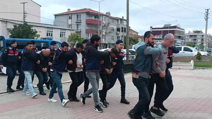 Tekirdağ’da Fuhuş Operasyonu: 4 Tutuklama Tekirdağ'ın Marmaraereğlisi ilçesinde düzenlenen fuhuş operasyonunda 4 şüpheli tutuklandı, 34