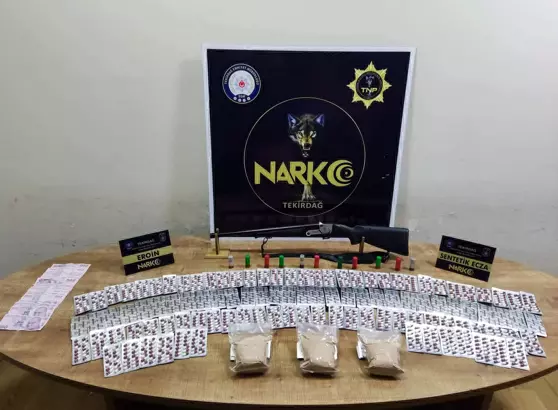 Tekirdağ'ın Çorlu ilçesinde polisin iki ayrı evde yaptığı aramada 1