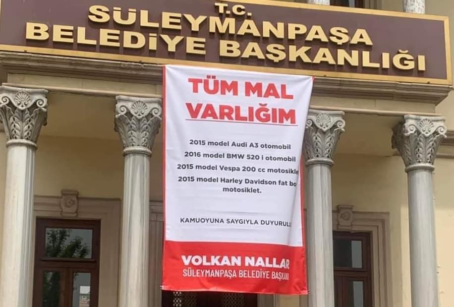 Süleymanpaşa Belediye Başkanı Volkan Nallar, Süleymanpaşa Belediye Binası önüne mal