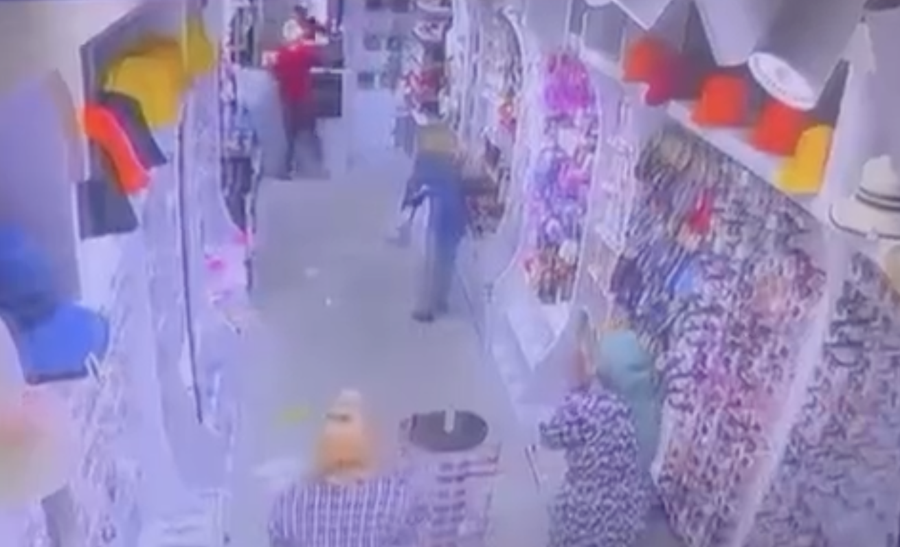 Tekirdağ’ın Süleymanpaşa İlçesinde bir takı dükkanına giren kadın elinde ki