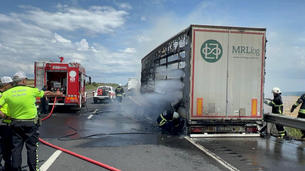 Seyir Halindeki Tırın Dorsesi Yandı Tekirdağ-İstanbul Çevreyolu üzerinde seyir halinde olan tırın dorsesi bir anda