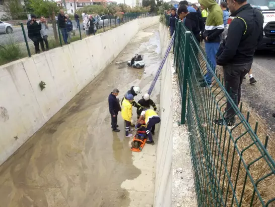 Elektrikli Bisikletiyle Dere Yatağına Düşen Kadın Yaralandı Tekirdağ'ın Şarköy ilçesinde, elektrikli bisikletinin direksiyon hakimiyetini kaybederek dere yatağına