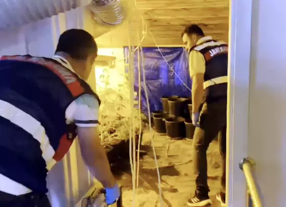 Tekirdağ'ın Marmaraereğlisi ilçesinde, jandarma yazlık evin çatısında iklimlendirme sistemli uyuşturucu