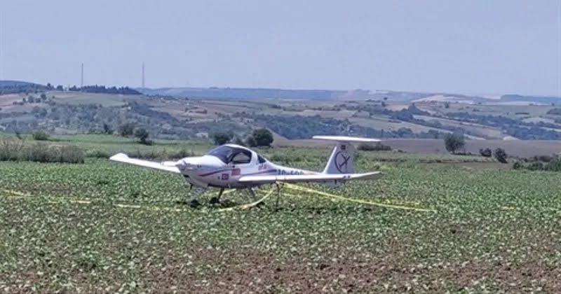 Tekirdağ’da motor arızası oluşan Diamond DA-42 tipi eğitim uçağı, tarlaya