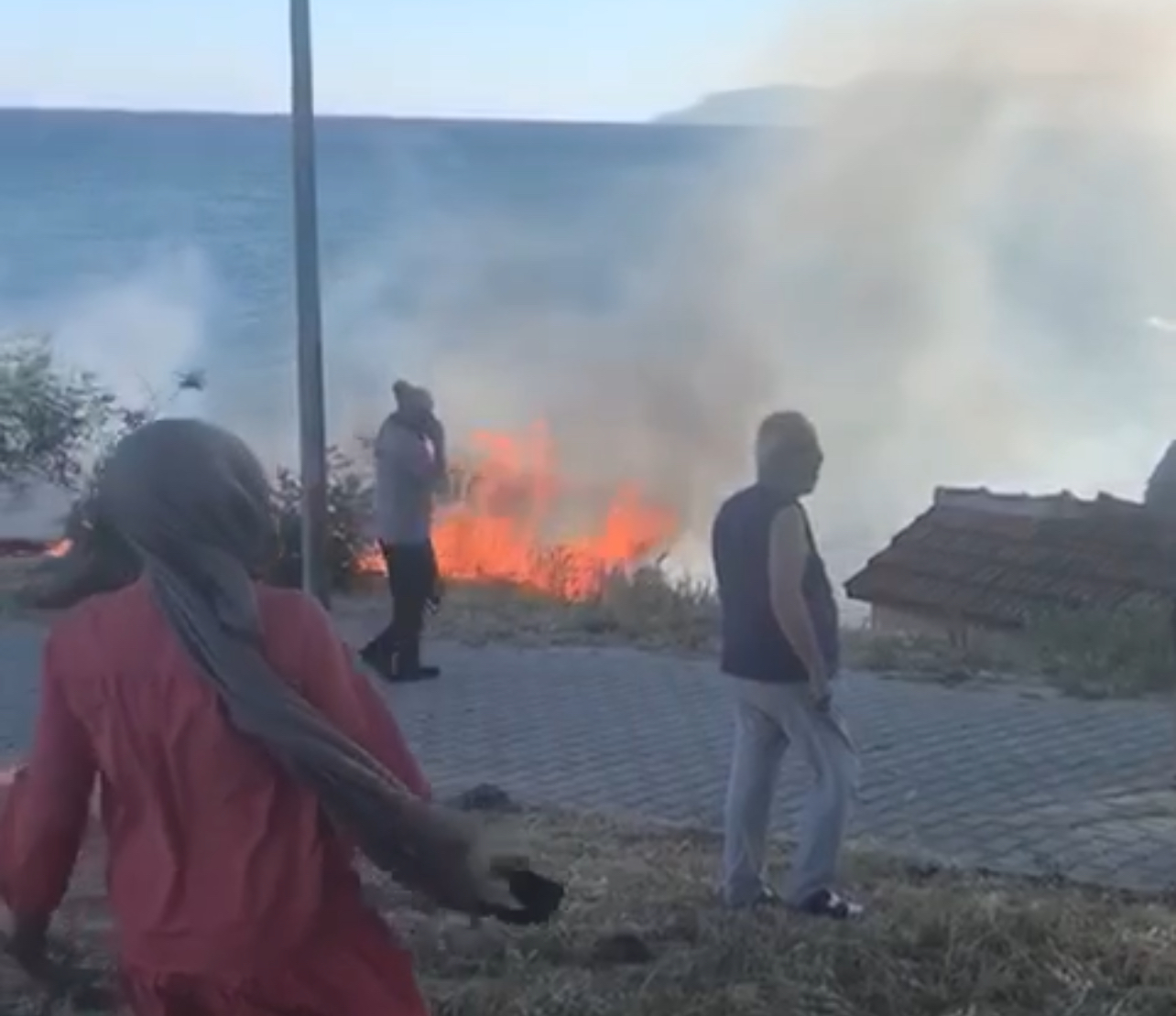 Taşların arasında mangal yapmak için yaktığı ateş, etrafa sıçradı. İtfaiye