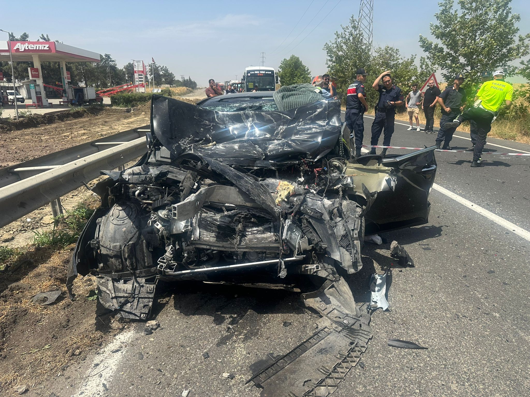 Tekirdağ Muratlı karayolunda meydana gelen trafik kazasında, tırla çarpışan otomobilin