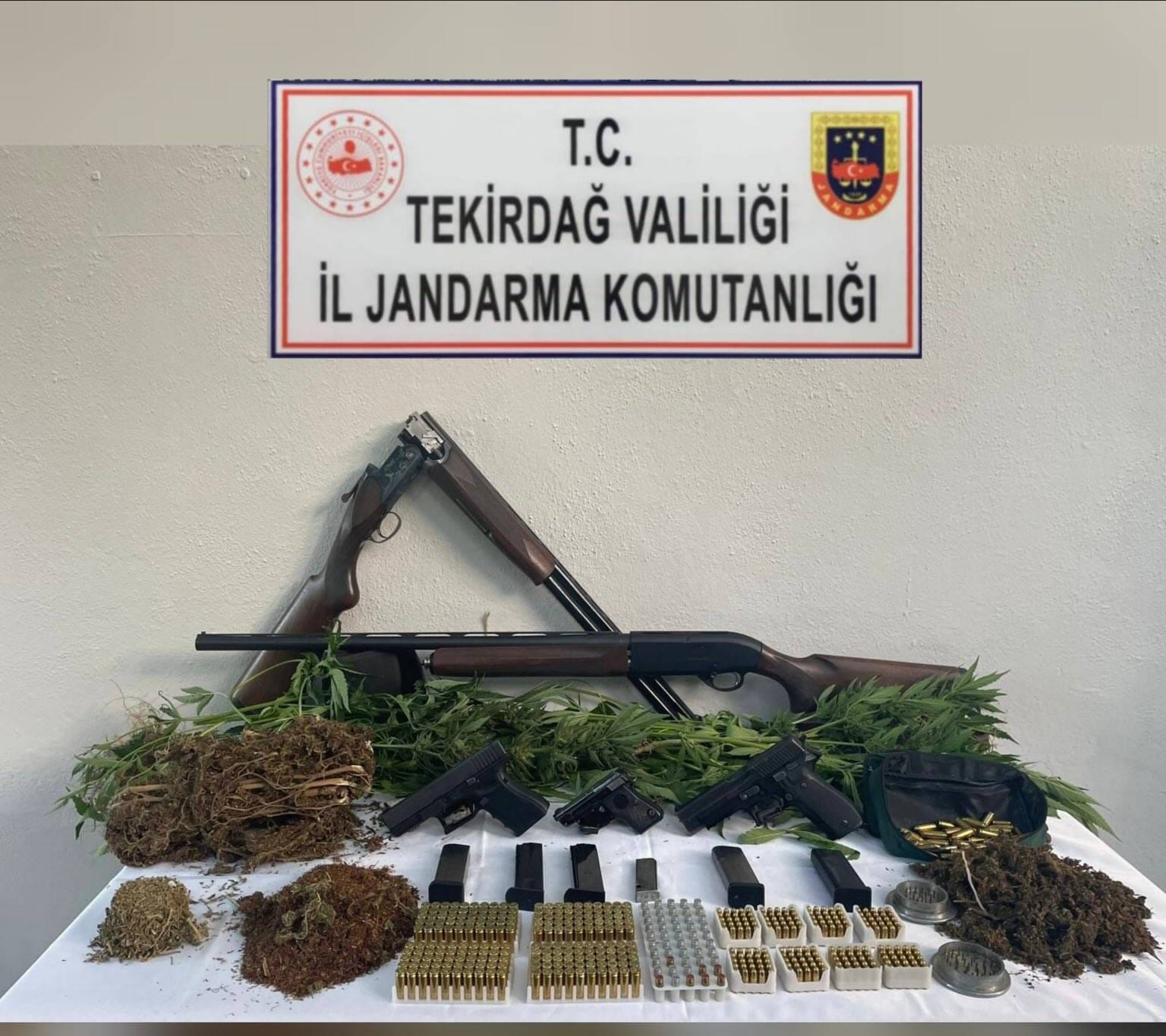 Tekirdağ’da İl Jandarma ekipleri tarafından il genelinde yapılan operasyonlarda silah