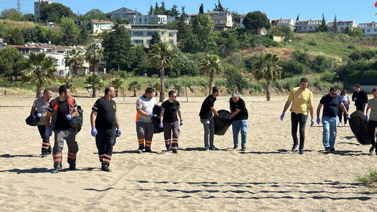 Tekirdağ’da Asyaport limanı çalışanları, çevre haftası çerçevesinde ilçede bulunan plajlarda